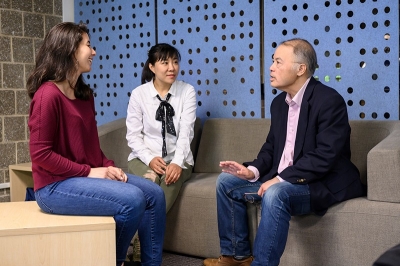 International students sitting and speaking with the director of the Office for International Students and Scholars