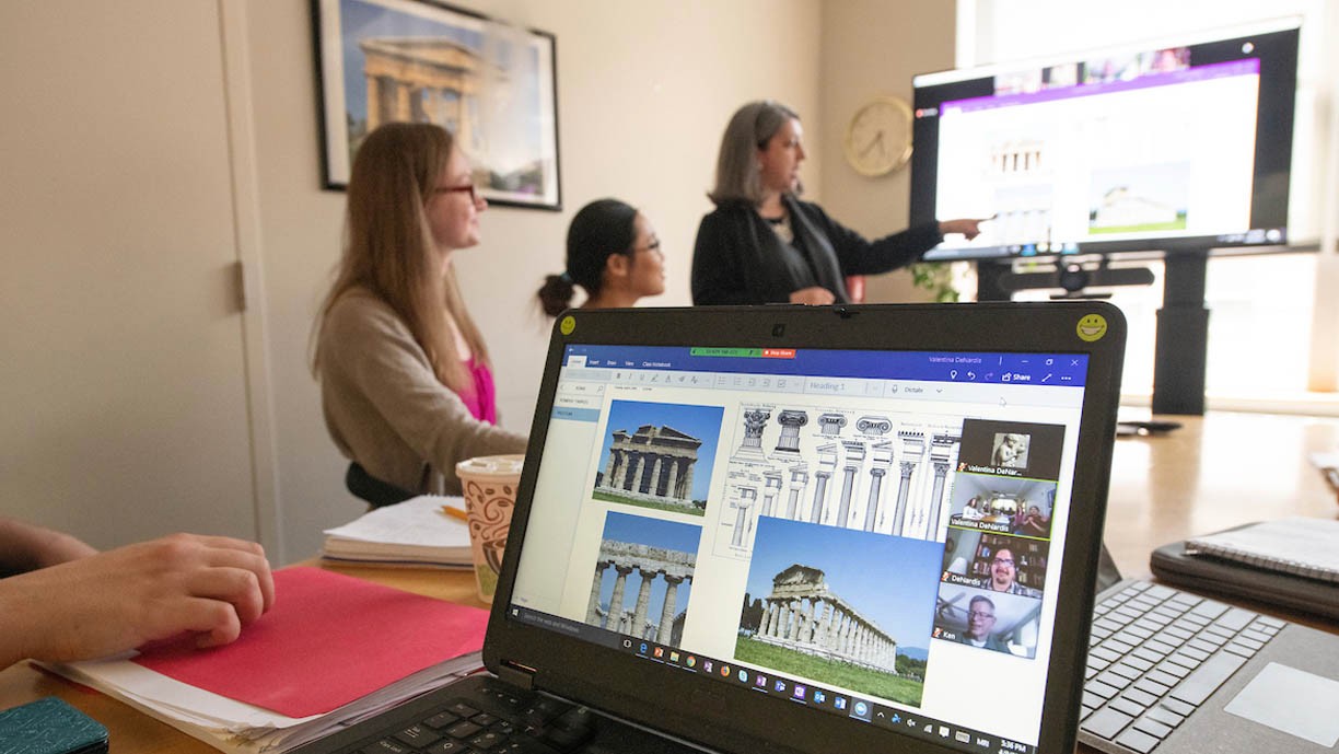 Professor lecturing students about Classics architecture.