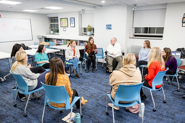 Topical-Class-in-Discussion2